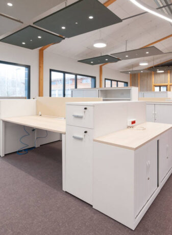 Open space équipé de caissons Tower et d'une armoire avec des tops de finition, offrant des solutions de rangement modernes et élégantes pour un environnement de travail organisé.