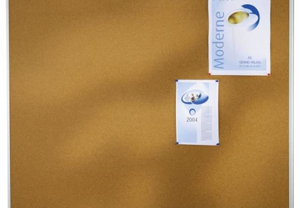 Tableau d'affichage liège installé dans un bureau, montrant sa fonctionnalité dans un espace de travail avec des documents accrochés pour une gestion facile des informations.
