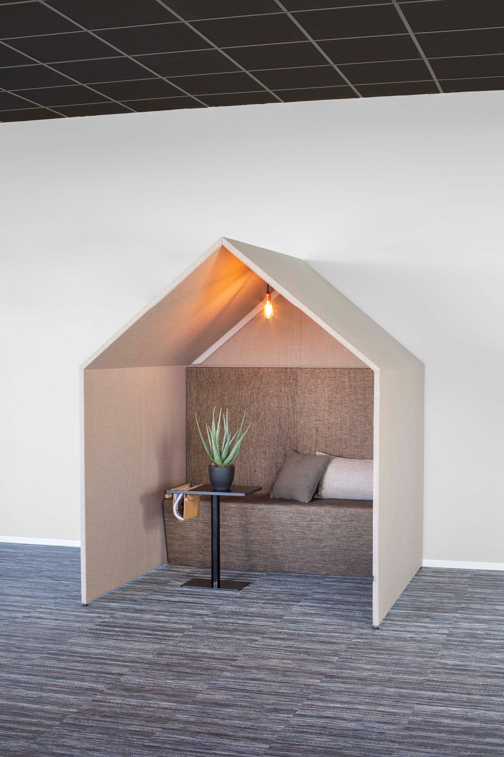 Créez un espace de travail flexible avec la cabine acoustique Hydda de Spark Office. Son design élégant et ses matériaux de haute qualité garantissent une isolation phonique optimale, idéale pour les discussions privées ou les moments de concentration.