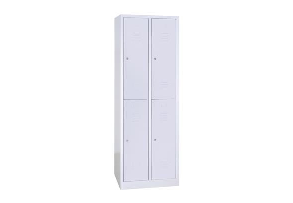 Armoire vestiaire sport en métal, avec plusieurs compartiments individuels pour le rangement des vêtements et équipements sportifs. Design robuste et fonctionnel, idéal pour les vestiaires d'installations sportives.