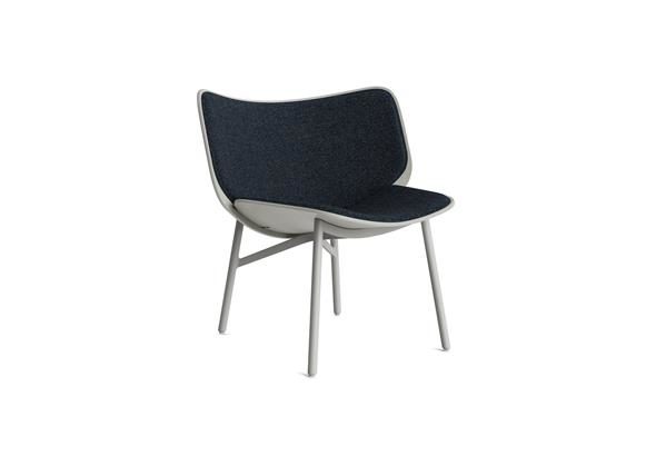 Fauteuil DASH, mettant en évidence son design épuré et son confort. Parfait pour les zones de réception ou les espaces de détente dans des environnements professionnels ou résidentiels.