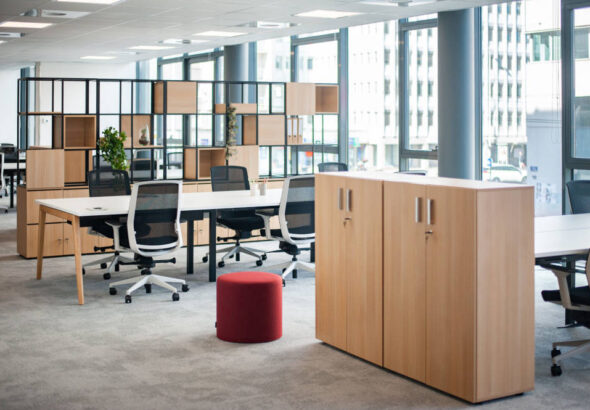 Claustra grille Corral, une solution moderne et élégante pour diviser les espaces de bureau.