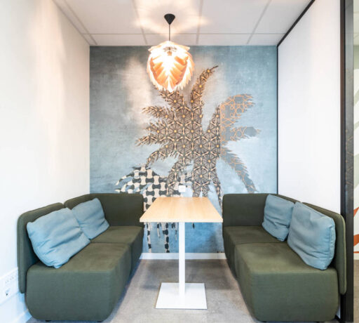 Assises Tosca configurées pour un petit espace d'accueil, démontrant leur adaptabilité et leur design convivial.