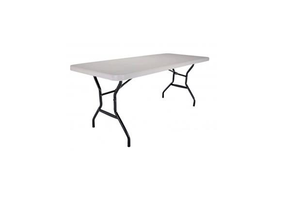 Table d'extérieur rectangulaire Outdoor présentée dans un espace extérieur, conçue pour résister aux intempéries tout en offrant un design moderne et épuré. Idéale pour les terrasses, les jardins et les espaces de détente en plein air.
