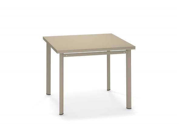 Table d'extérieur carré BELT, mettant en avant son design moderne et ses lignes épurées. Idéale pour ajouter une touche contemporaine à tout espace extérieur.