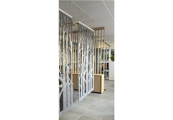 Panneau acoustique PAD, montrant la qualité des matériaux et la conception sophistiquée. Parfait pour offrir une réduction du bruit tout en ajoutant une touche élégante à l'environnement.