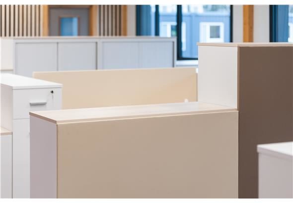 Détail du panneau acoustique Dos d'Armoire, mettant en avant la qualité des matériaux et la finition soignée. Conçu pour améliorer l'acoustique et l'apparence des armoires dans les bureaux, tout en offrant une absorption sonore efficace.