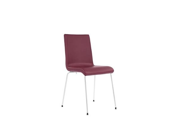 Chaise ALIGNE idéale pour les utilisations dans une salle de réunion, montrant sa capacité à s'intégrer harmonieusement dans des environnements professionnels tout en offrant un confort optimal.