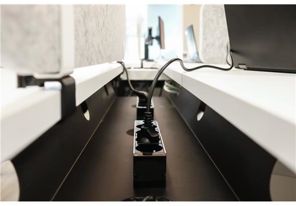Boîtier de prises pose libre, montrant son design moderne et fonctionnel. Ce modèle permet une installation flexible et facile, offrant plusieurs prises et ports pour une connectivité pratique dans divers environnements de travail.