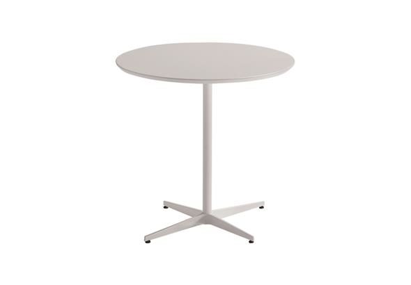 Table d'appoint ronde MATADOR, soulignant ses finitions soignées et son style contemporain. Parfaite pour les salons, bureaux ou espaces de détente.