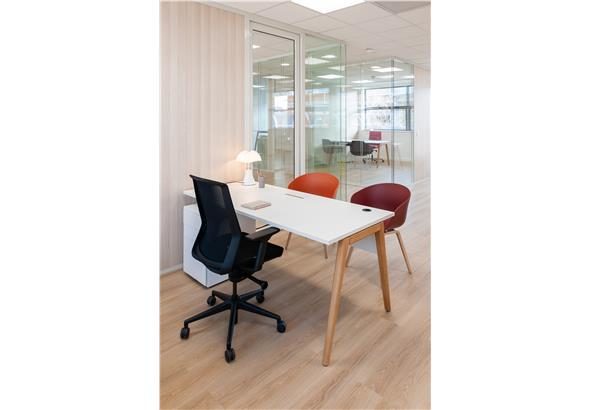 Bureau simple WOODESK, affichant son design scandinave avec un plateau et des pieds en bois. Ce bureau allie esthétique et fonctionnalité, offrant un espace de travail moderne et raffiné.