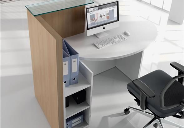 La banque d'accueil Isola est conçue pour être à la fois fonctionnelle et esthétique. La banque d'accueil se distingue par ses lignes épurées et son style contemporain. Elle est disponible en différentes configurations pour s'adapter à divers besoins d'accueil. Possibilité de personnaliser les finitions et les accessoires pour répondre aux exigences spécifiques des espaces d'accueil.