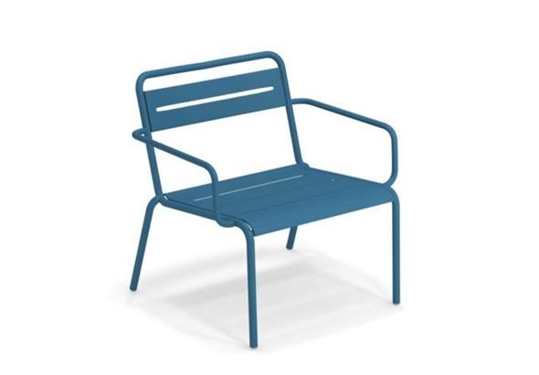 Chauffeuse d'extérieur BELT, illustrant son design moderne. Parfaite pour ajouter une touche contemporaine à tout espace de travail extérieur.