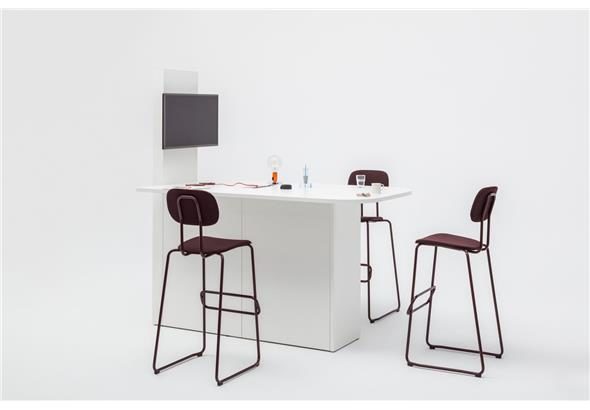 Station multimédia Mentor en configuration ouverte, offrant un espace de travail collaboratif moderne et fonctionnel. Son design épuré et ses matériaux de qualité en font un choix idéal pour des environnements de travail dynamiques.