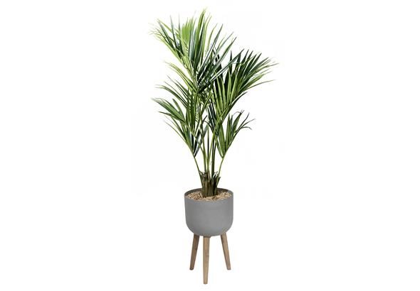 "Plante Copper avec une plante Palmier installée, illustrant comment le bac en plastique gris piètement bois accentue le décor tout en offrant un espace pratique pour les plantes. Idéal pour ajouter de la chaleur et du style à votre environnement intérieur.