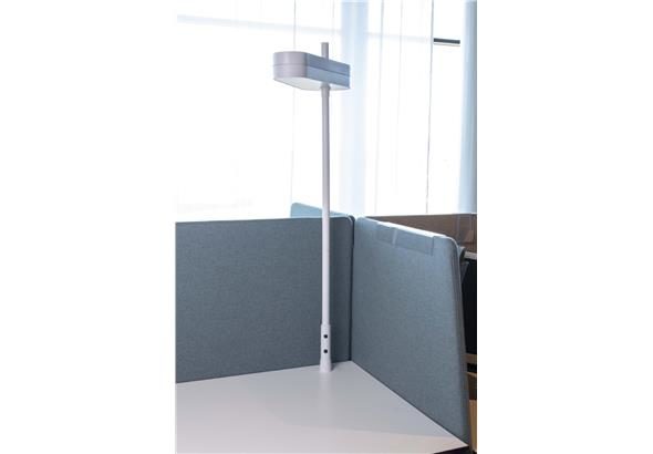 Luminaire Padel, mettant en évidence la qualité de finition et les éléments de design sophistiqués. Conçu pour offrir une lumière efficace et esthétique dans les environnements de bureau modernes.