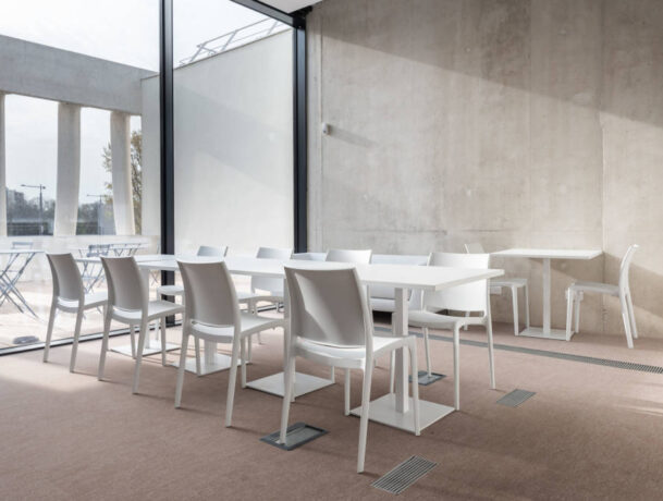 Vue d'ensemble de la Médiathèque de Vaux-en-Velin, montrant un espace moderne et lumineux avec des étagères bien organisées, des zones de lecture confortables, et un aménagement ouvert.