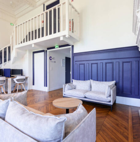 Espace détente chez Léa Solidarité Femmes, aménagé avec des canapés Makky au design contemporain, offrant un confort optimal et un cadre accueillant pour les pauses et les discussions informelles.