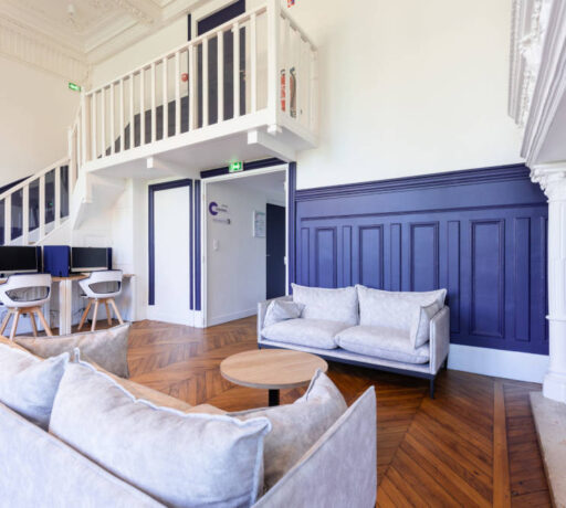 Espace détente chez Léa Solidarité Femmes, aménagé avec des canapés Makky au design contemporain, offrant un confort optimal et un cadre accueillant pour les pauses et les discussions informelles.