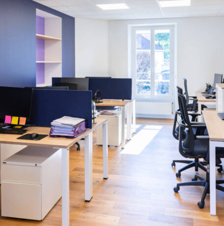 Espace de travail chez Léa Solidarité Femmes, montrant un agencement fonctionnel avec des bureaux individuels, des zones de travail collaboratif.