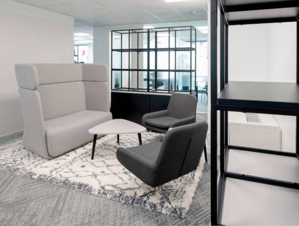 Espace détente avec un canapé BANK et des fauteuils confortables, offrant un cadre agréable pour se relaxer et socialiser entre collègues.