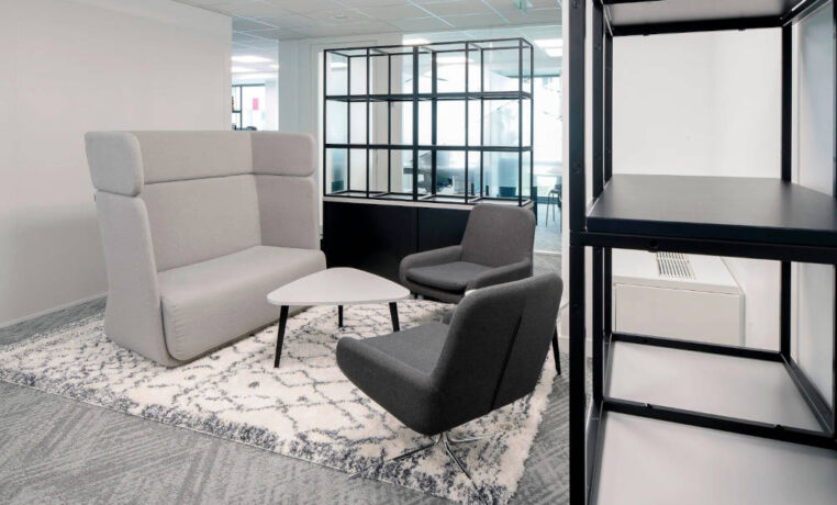 Espace détente avec un canapé BANK et des fauteuils confortables, offrant un cadre agréable pour se relaxer et socialiser entre collègues.