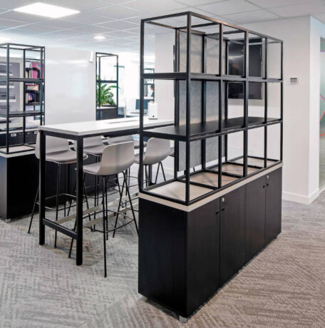 Espace de concentration aménagé avec des tables hautes, des tabourets et un séparateur Corral, créant un cadre de travail flexible et inspirant pour des sessions de travail intensives.