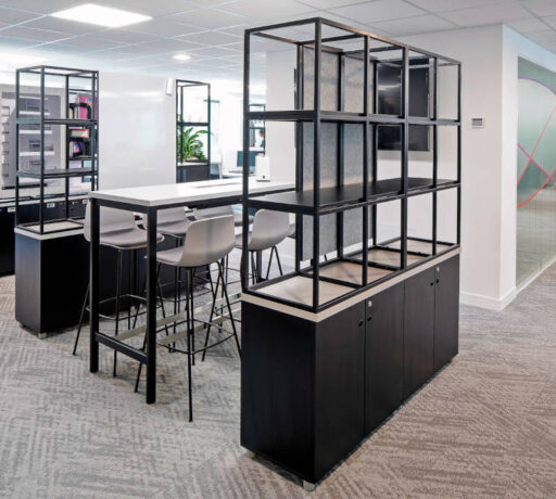 Espace de concentration aménagé avec des tables hautes, des tabourets et un séparateur Corral, créant un cadre de travail flexible et inspirant pour des sessions de travail intensives.