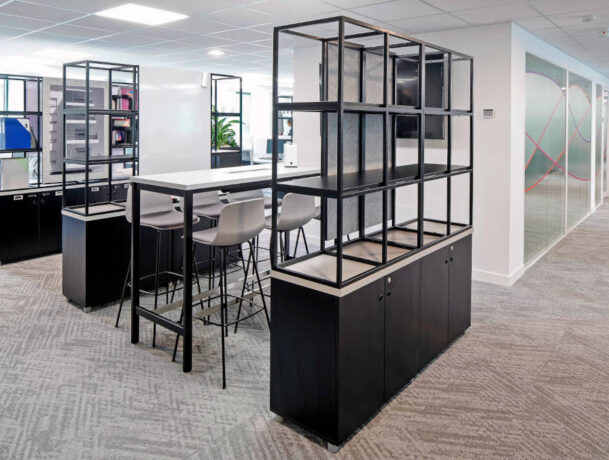 Espace de concentration aménagé avec des tables hautes, des tabourets et un séparateur Corral, créant un cadre de travail flexible et inspirant pour des sessions de travail intensives.