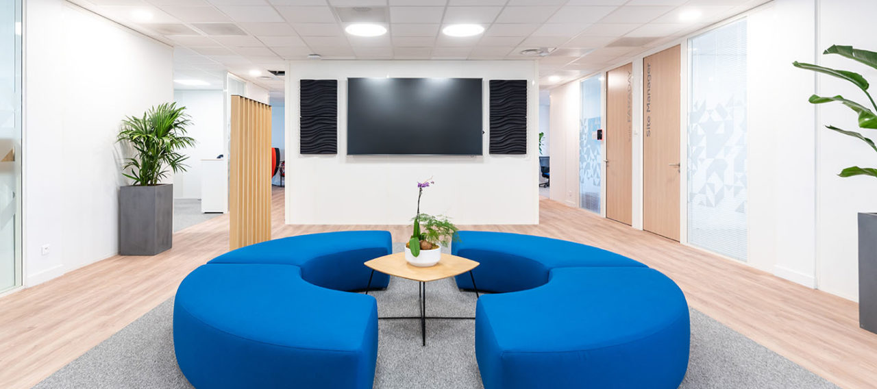Espace de détente chez le Leader Mondial de Production de Transducteurs, comprenant des canapés confortables et des tables basses, offrant un lieu relaxant pour les pauses et les échanges informels.