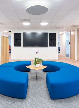 Espace de détente chez le Leader Mondial de Production de Transducteurs, comprenant des canapés confortables et des tables basses, offrant un lieu relaxant pour les pauses et les échanges informels.