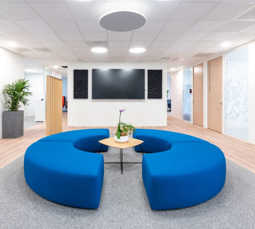 Espace de détente chez le Leader Mondial de Production de Transducteurs, comprenant des canapés confortables et des tables basses, offrant un lieu relaxant pour les pauses et les échanges informels.