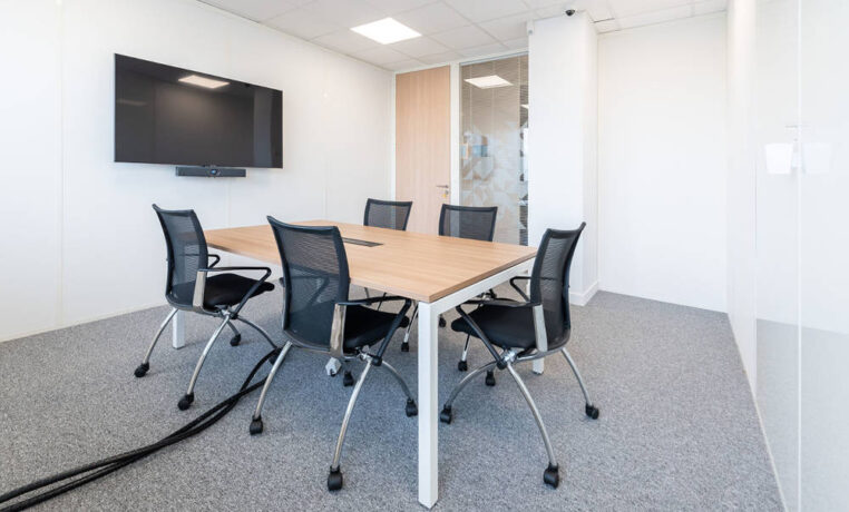 Espace de travail collaboratif chez le Leader Mondial de Production de Transducteurs, aménagé avec des tables U-DESK de réunion et des sièges confortables, permettant une flexibilité pour les projets d'équipe et les sessions de brainstorming.