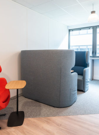 Espace de concentration avec un grand fauteuil, une table WIFI et une cabine Hydda, offrant un environnement calme et confortable pour le travail individuel et la réflexion.