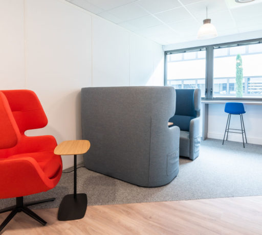 Espace de concentration avec un grand fauteuil, une table WIFI et une cabine Hydda, offrant un environnement calme et confortable pour le travail individuel et la réflexion.