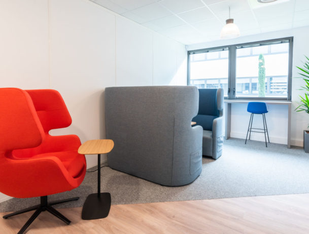 Espace de concentration avec un grand fauteuil, une table WIFI et une cabine Hydda, offrant un environnement calme et confortable pour le travail individuel et la réflexion.