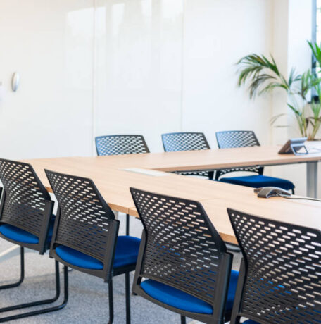 Salle de réunion moderne chez le Leader Mondial de Production de Transducteurs, dotée d'une grande table de conférence et d'équipements audiovisuels pour des présentations et des réunions efficaces.