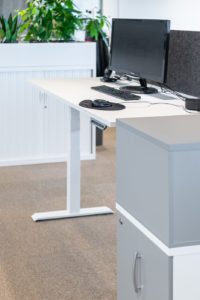 Bureau réglable en hauteur DYNAMIC permettant de travailler en position debout, mettant en avant les avantages ergonomiques et de santé associés à l'utilisation de bureaux debout pour une posture dynamique et améliorée au travail.