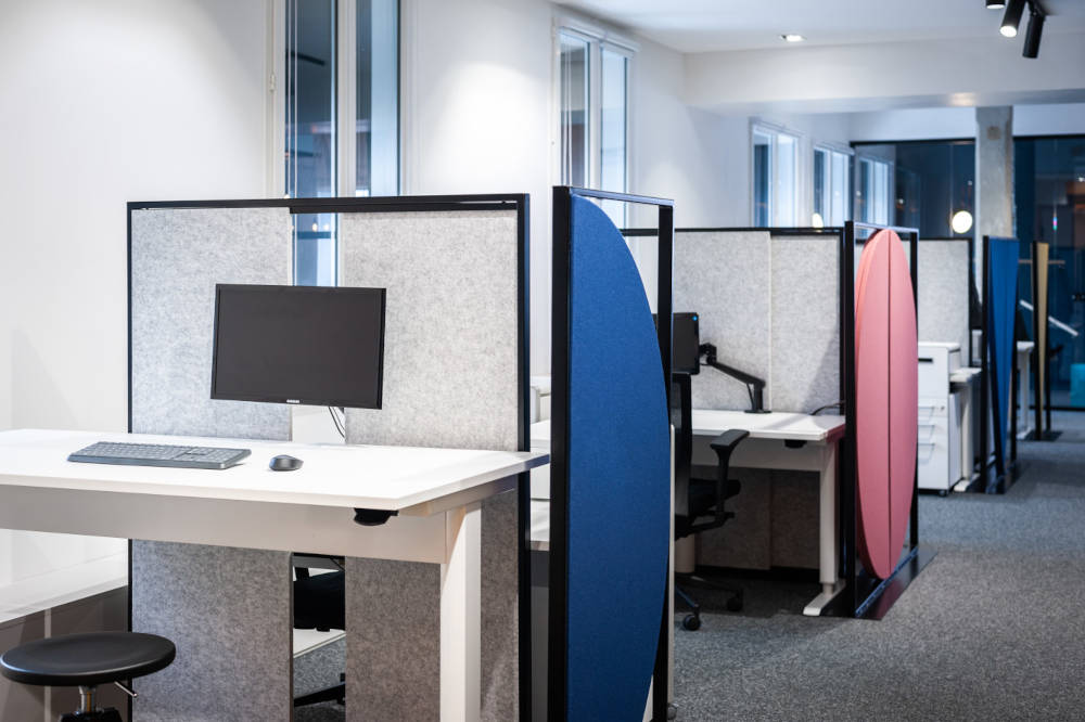 Bureau réglable en hauteur permettant de travailler en position debout, mettant en évidence les avantages ergonomiques et de santé associés à l'adoption de cette posture au travail, avec un design moderne et fonctionnel.
