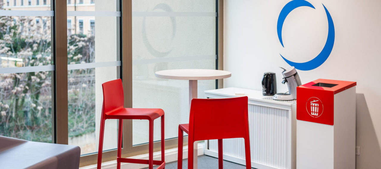 Coin café au Département du Rhône, aménagé avec des tables modernes et des chaises confortables, offrant un espace convivial pour les repas et les pauses café.