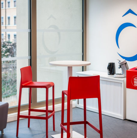 Coin café au Département du Rhône, aménagé avec des tables modernes et des chaises confortables, offrant un espace convivial pour les repas et les pauses café.