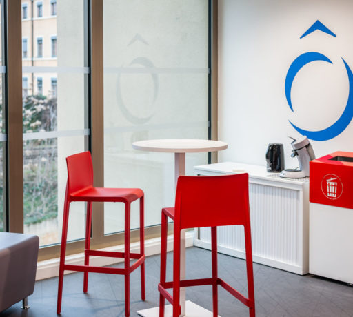 Coin café au Département du Rhône, aménagé avec des tables modernes et des chaises confortables, offrant un espace convivial pour les repas et les pauses café.