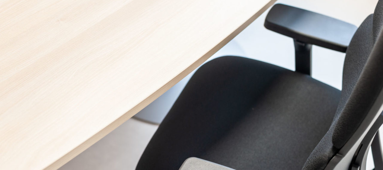 Bureau ergonomique au Département du Rhône, offrant une surface de travail spacieuse avec un siège ergonomique qui offre des réglages pour ajuster la hauteur et l'inclinaison, favorisant une posture correcte et un confort optimal.