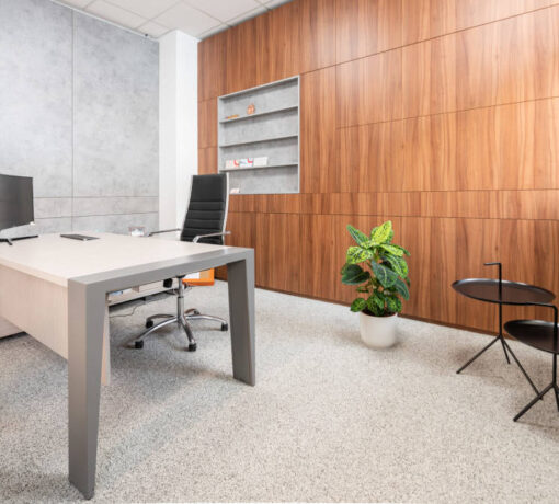 Aménagement de poste de travail harmonieux avec des meubles ergonomiques et des accessoires modernes, illustrant l'équilibre entre esthétique, fonctionnalité et budget, en mettant en avant les tendances actuelles en matière de design de bureau.