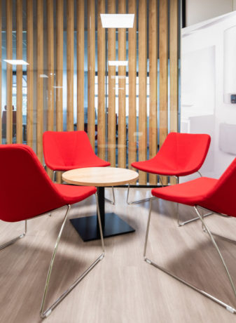 Espace de détente et réfectoire chez Ariston, aménagé avec des fauteuils SILENCE confortables et des tables basses, créant un environnement relaxant pour les pauses et les échanges informels entre collègues.