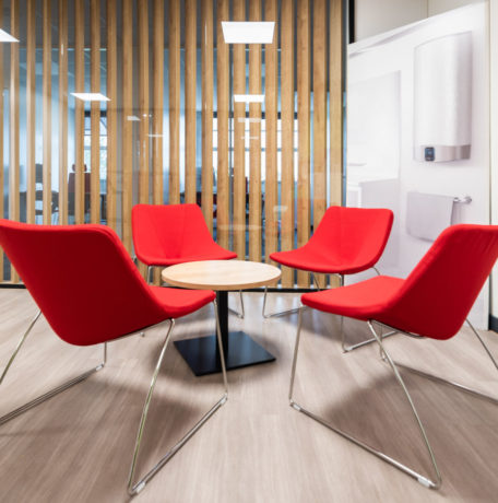 Espace de détente et réfectoire chez Ariston, aménagé avec des fauteuils SILENCE confortables et des tables basses, créant un environnement relaxant pour les pauses et les échanges informels entre collègues.