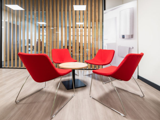 Espace de détente et réfectoire chez Ariston, aménagé avec des fauteuils SILENCE confortables et des tables basses, créant un environnement relaxant pour les pauses et les échanges informels entre collègues.