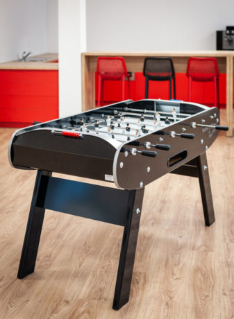 Espace de détente avec un baby-foot, pour des loisirs récréatifs et de développement professionnel.