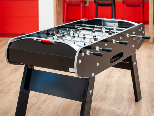 Espace de détente avec un baby-foot, pour des loisirs récréatifs et de développement professionnel.