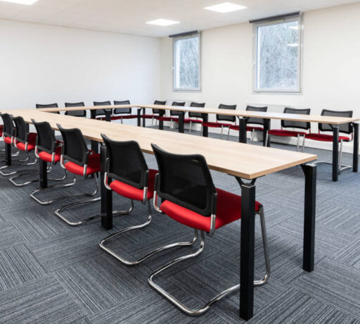 Salle de réunion chez Ariston, équipée d'une grande table de conférence entourée de chaises ergonomiques, créant un cadre idéal pour des réunions professionnelles et des présentations.